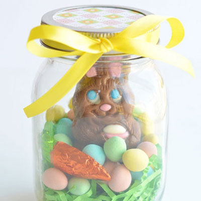 Easy DIY mason jar Easter gift with a chocolate bunny
