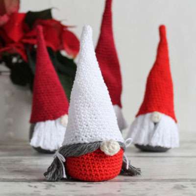 Crochet Christmas gnomes - free amigurumi pattern