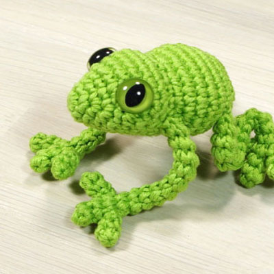 Green amigurumi frog (free crochet pattern)
