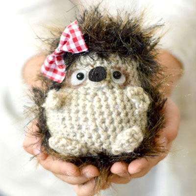 Amigurumi hedgehog with ribbon (free crochet pattern)