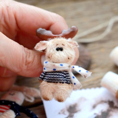 Miniature moose plushie (free sewing pattern & tutorial)