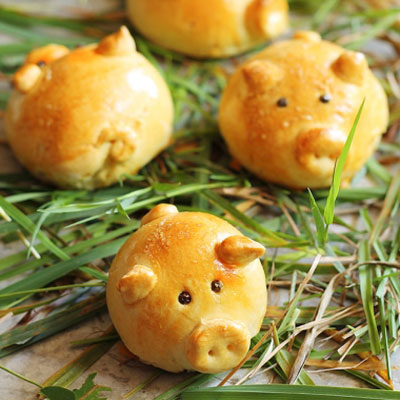 Cute little pig buns with bacon jam