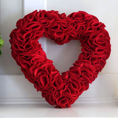 Easy DIY felt heart wreath - Valentine's day decor