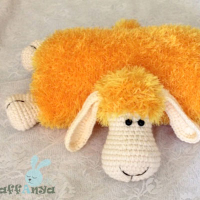 Fluffy amigurumi sheep pillow - free russian crochet pattern