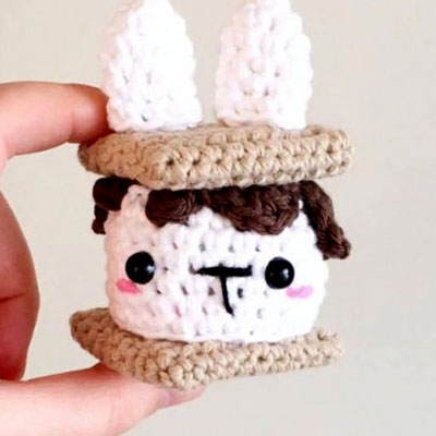 Little crochet s'mores bunny keychain (free amigurumi pattern)