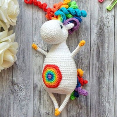 Rainbow the amigurumi unicorn (free crochet pattern)