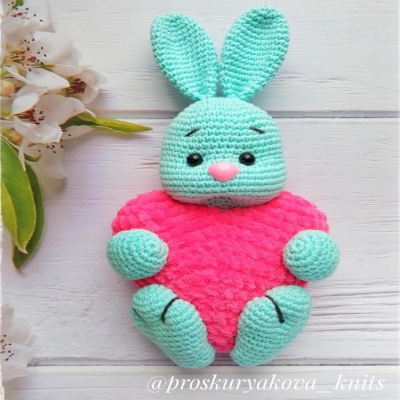 Amigurumi bunny with heart (free amigurumi pattern)