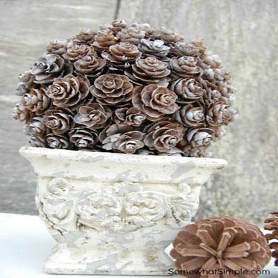 Outdoor winter decoration easily - pine cone topiary