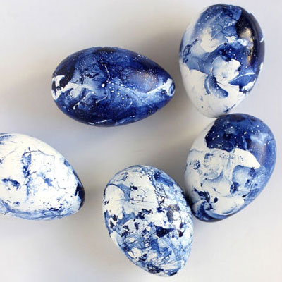 DIY easy marbled eggs with nail polish